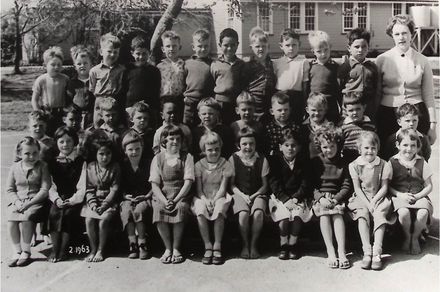 Poroutawhao School Junior Class Photo 1963 - Resource cover image