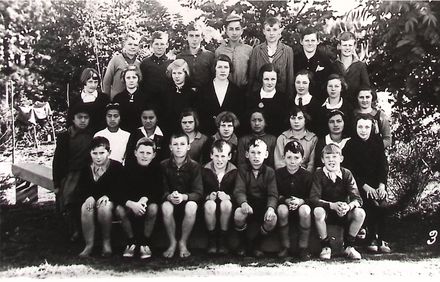 Poroutawhao School Senior Class Photo 1937 - Resource cover image