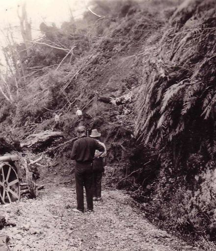 Clearing slip on road, Mangahao, 1926 or 1936 ?