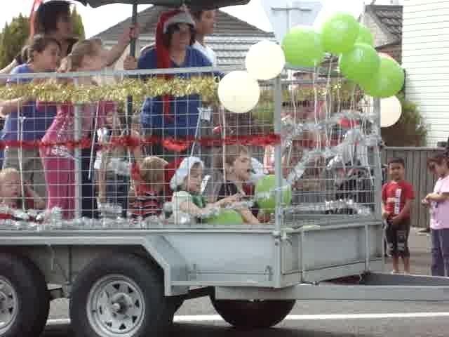 Unidentified float in Levin Christmas Parade 2011 - Resource cover image