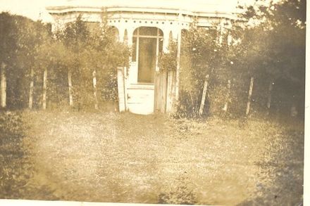 Old house on Kings Drive. - Resource cover image