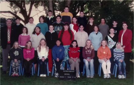 Poroutawhao School Senior Class Photo 2004