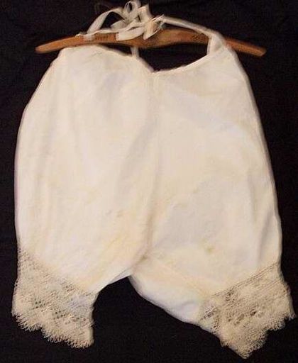 Cotton knickers with lace at lower edge