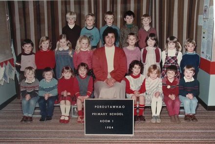 Poroutawhao School Juniors Class Photo 1984