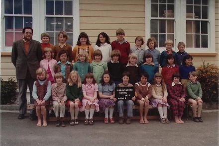Poroutawhao School Room 2 Class Photo 1977 - Resource cover image