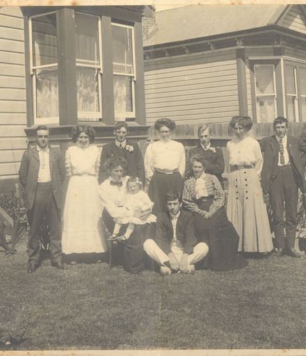 Ransom family outside their home in Kent Street, Levin, 1912
