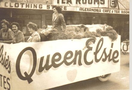 Queen Carnival (closing) Parade - Business Queen Float