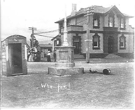 "Outhouse", Oxford St. & Queen St. intersection, 1912