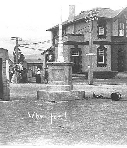 "Outhouse", Oxford St. & Queen St. intersection, 1912