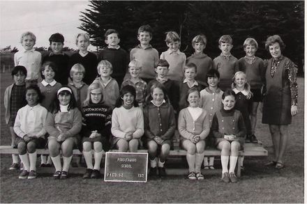 Poroutawhao School Primer 4-Standard 1-2 Class Photo 1972 - Resource cover image