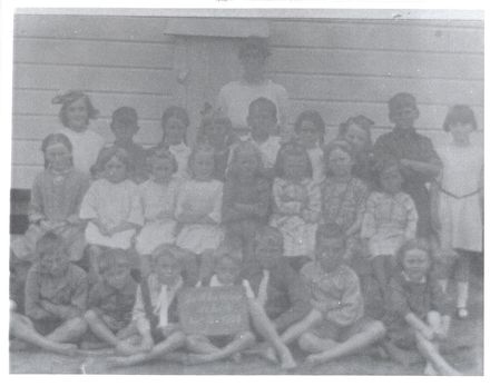 Te Wharangi School, pupils and teacher, 1923