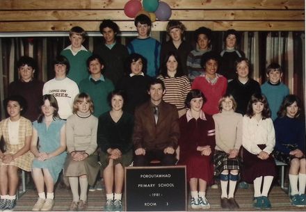 Poroutawhao School Senior Class Photo 1981 - Resource cover image