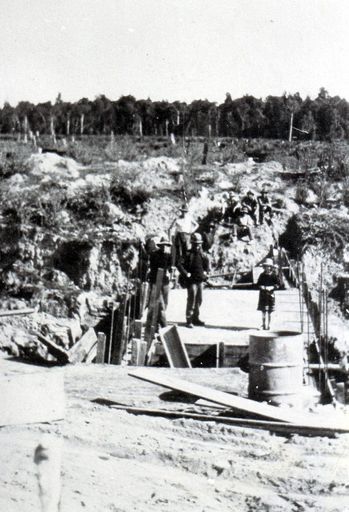Construction of spillway, Tokomaru River on Okuku Road north of Shannon, 1941