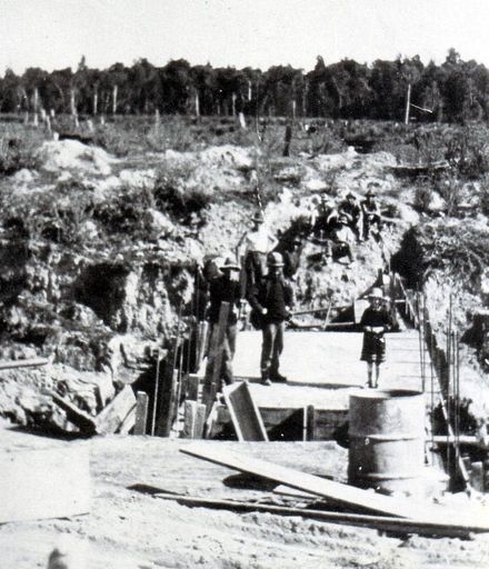 Construction of spillway, Tokomaru River on Okuku Road north of Shannon, 1941