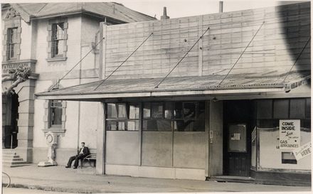 Building next to Post Office