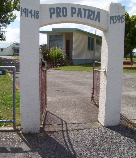 Tokomaru Memorial Gates