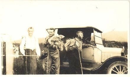 Vintage car & 3 men - Resource cover image