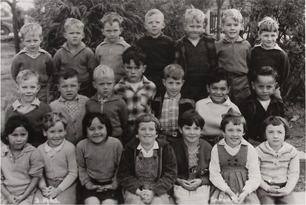 Poroutawhao School Juniors Class Photo 1962 - Resource cover image