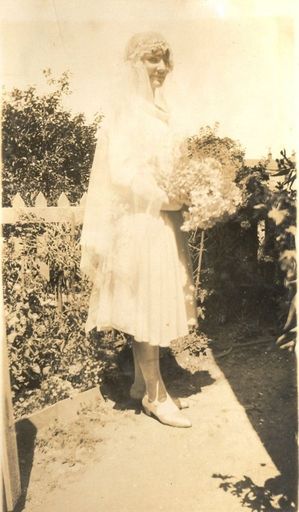 A bride in the garden. - Resource cover image