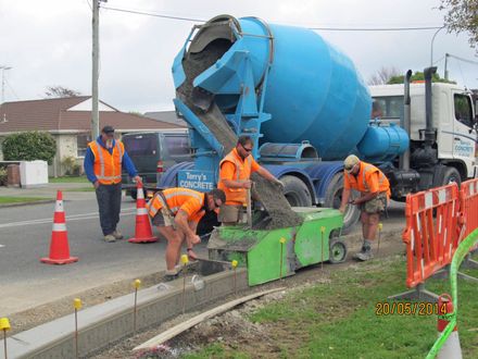 New Roundabout  Queen Street- Weraroa Road Levin 2014  HJP_0042 - Resource cover image