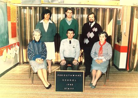 Poroutawhao School Staff Photo 1985 - Resource cover image