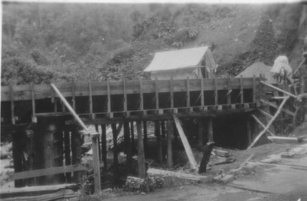 Constructing concrete deck for new bridge over Tramway Creek, Mangahao, 1936