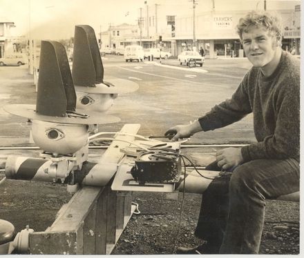 Shifting railway warning lights, Queen St., 1971 - Resource cover image