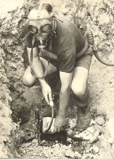 Mr Kelly installs gas main, Regent Lane, Levin, 1969 - Resource cover image