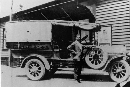 Early Transport on Manakau Roads
