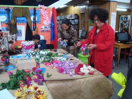 Making headband at Celebrating Pasifika week, Levin 5 - Resource cover image