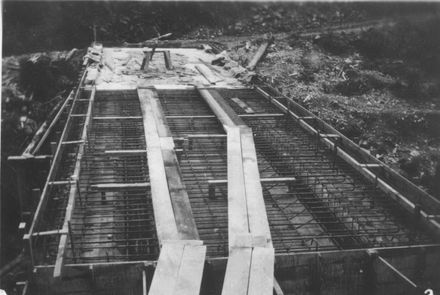 Constructing concrete deck for new bridge over Tramway Creek, Mangahao, 1936