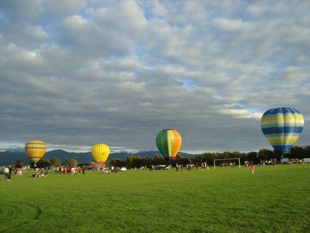2011 Balloons - Friday afternoon 4 balloons with the Tararua Ranges Levin