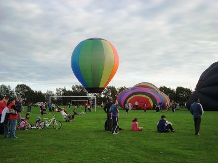 2011 Balloons - Friday afternoon balloons inflating at Donnelly Park Levin - Resource cover image