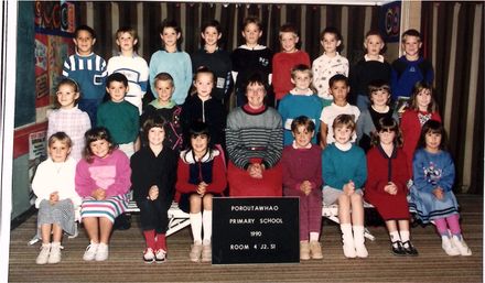 Poroutawhao School J2-Standard 1 Class Photo 1990 - Resource cover image