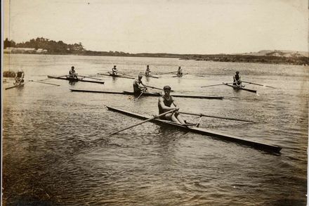 8 Scullers on Manawatu River at Foxton
