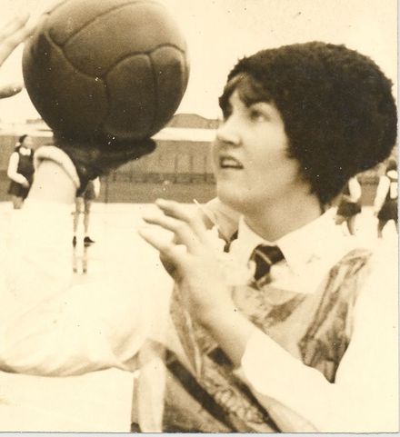 Colleen Morrissey, prepares to shoot a goal, B grade netball