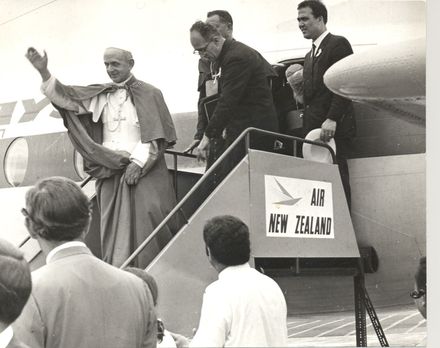 Pope exits aircraft, N.Z. ?