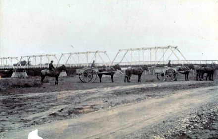 First bridge across Manawatu River at Shannon, 1908-09