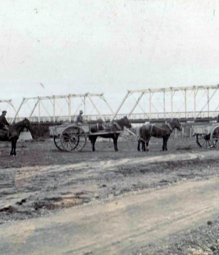 First bridge across Manawatu River at Shannon, 1908-09