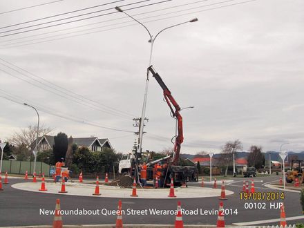 New roundabout Queen St Weraroa Road Levin 2014 HJP 00102 - Resource cover image