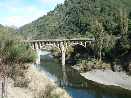 05 Looking back up the Manawatu River from the rail track