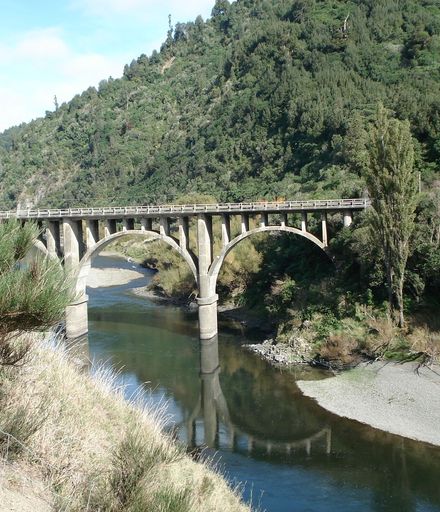 05 Looking back up the Manawatu River from the rail track