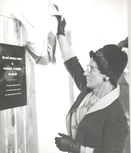 Mrs Williams unveils plaque, new Manakau Hall, 1968