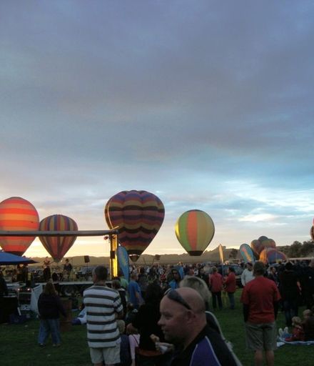 Balloons 2011 - Sat afternoon crowd gathering for the Night Glow at Donnelly Park, Levin 2