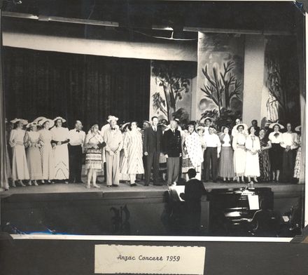 Cast (Finale ?) - of the show "Butting In", 1959