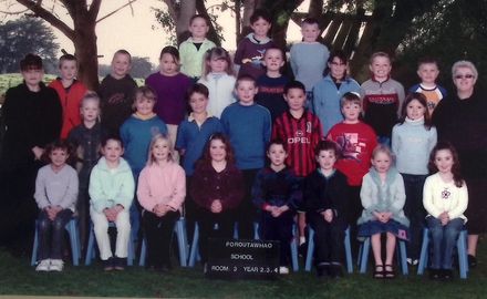 Poroutawhao School Years 2-4 Class Photo 2004