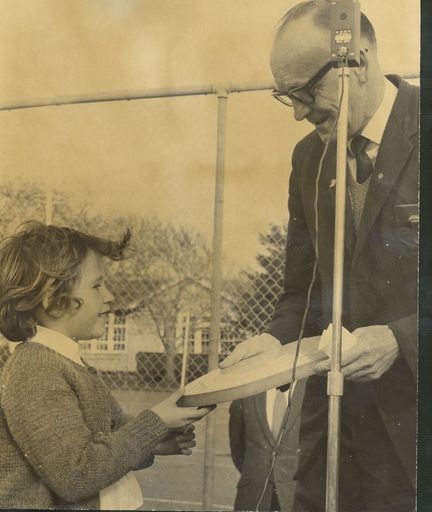 School banking shield presented to Levin School, 1971 - Resource cover image