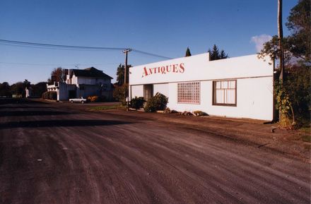 Antique Shop and Hotel, Manakau