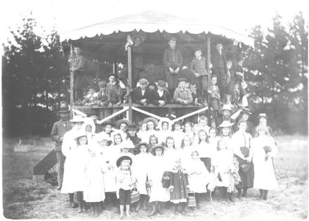Rotunda with large group of children & 5 adults, between 1894 & 1913