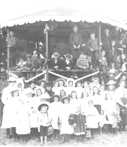 Rotunda with large group of children & 5 adults, between 1894 & 1913